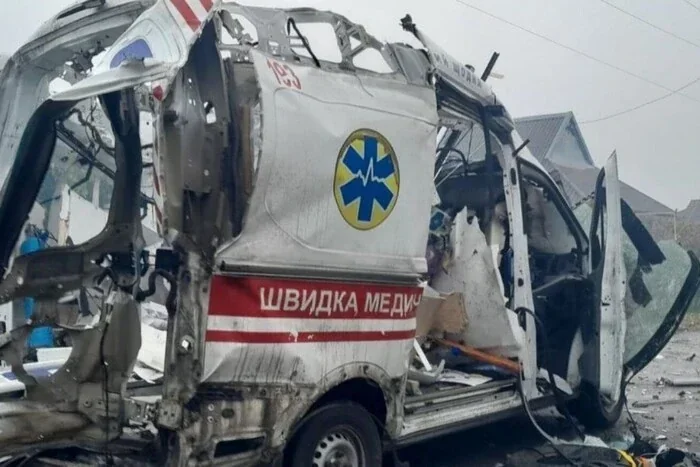 У Херсоні удар по авто швидкої: постраждали троє медиків